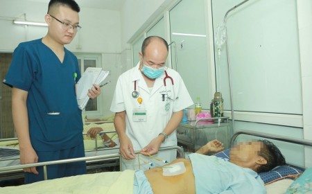 Đàn Sán Chui Ra Từ Đường Mật Do Thói Quen Ăn Gỏi