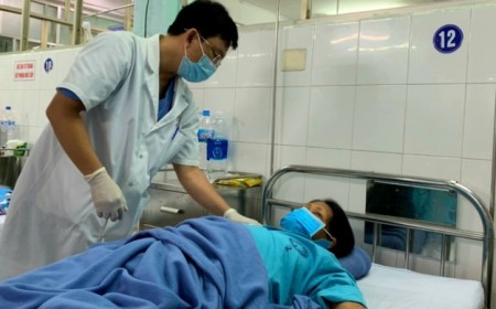 GẮP 2 CON SÁN LÁ GAN CÒN SỐNG TRONG ỐNG MẬT CỦA NỮ BỆNH NHÂN