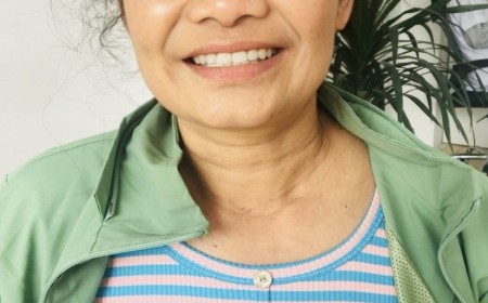 Người Phụ Nữ Vui Mừng Sau Khi Được Điều Trị Khỏi Ngứa Da, Mẩn Đỏ, Sưng Phù Mắt