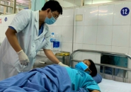 GẮP 2 CON SÁN LÁ GAN CÒN SỐNG TRONG ỐNG MẬT CỦA NỮ BỆNH NHÂN